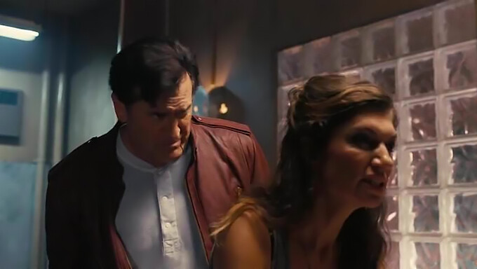 Scena Plină De Umor A Lui Jennifer Freed În Ash Vs. Evil Dead Sezonul 1, Episodul 1