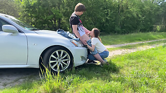 Jeune Adulte Profite De Sexe En Plein Air Dans Une Voiture