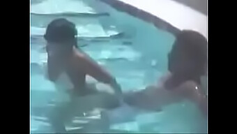 Întâlnire Fierbinte La Piscină Cu O Fetiță Îmbrăcată În Bikini