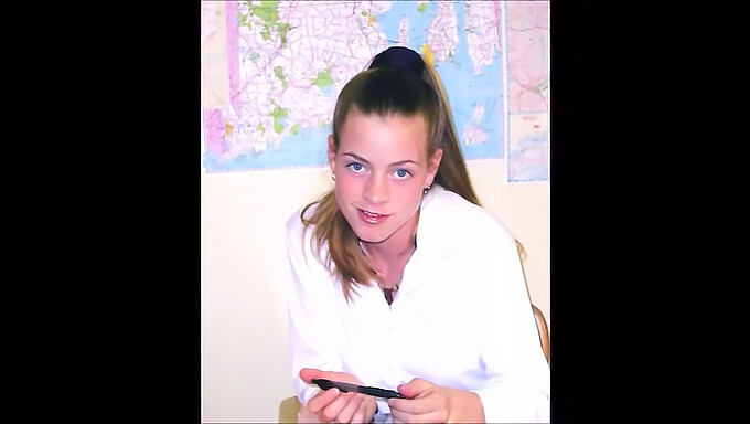 Jenny Brit, 18 Ans, En Uniforme Étudiant De 2001