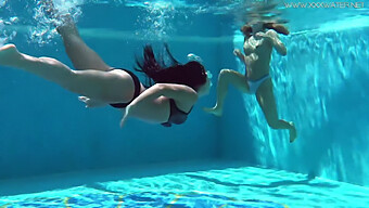 Jessica Lincoln Et Lindsay S'Éclaboussent Dans L'Eau Sans Leurs Maillots De Bain