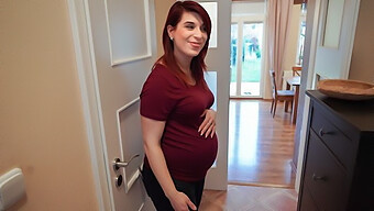 Femme Européenne Enceinte Échange Du Sexe Contre De L'Aide Financière