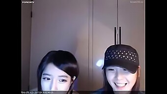 Kecantikan Korea Menari Dan Memuaskan Dirinya Sendiri Di Webcam