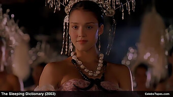 Les Moments Sensuels Et Nus D'Emily Mortimer Et Jessica Alba Dans Un Cadre Romantique