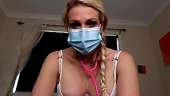 ¡mira A Esta Milf Australiana Siendo Ordeñada En Un Video Quirúrgico Pov De Fetiche Médico!