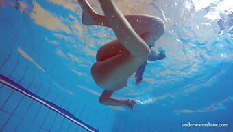 Jeune Brune Prend Une Double Pénétration Dans La Piscine Sans Vêtements