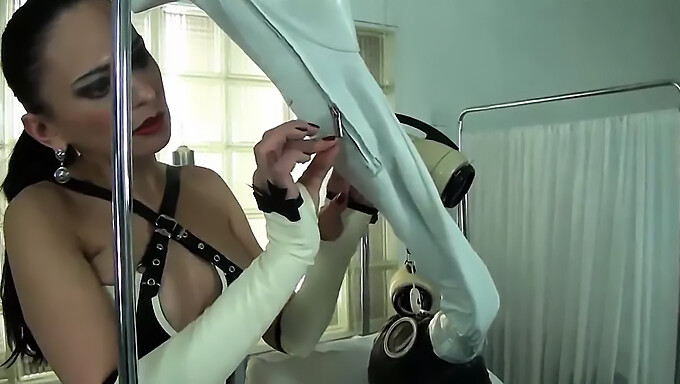 Zvodná Show Dominatrix S Dychom V Kolekcii Latexového Fetišu