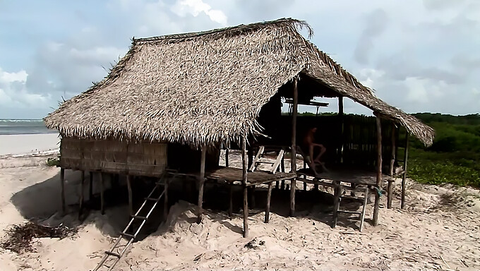 Zwei Versaute Paare Betreiben Sexuelle Aktivitäten In Einer Abgelegenen Strandvilla In Brasilien