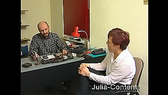 L'Incontro Intimo Di Erna Durante Una Discussione Personale Di Lavoro