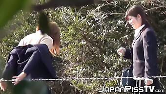 Des Écolières Japonaises S'Engagent Dans Une Session De Bondage Féminin En Plein Air Et De Pipi