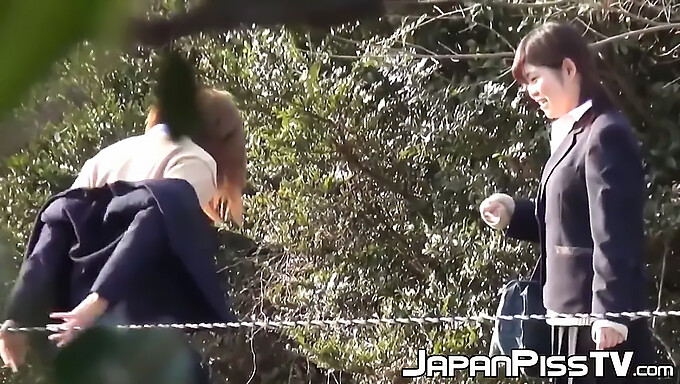 Colegialas Japonesas Pervertidas Se Involucran En Orinar Al Aire Libre