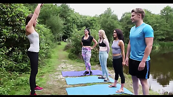 Las Modelos Británicas Masculinas Se Excitan Durante Una Sesión De Yoga Al Aire Libre