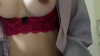 Sange Bugil在热辣的自制手淫视频中展示她的乳房