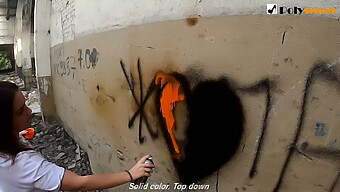 Tranh Vẽ Graffiti Công Cộng Của Cô Gái Nga Dẫn Đến Tình Dục Miệng Và Xâm Nhập Tại Chỗ