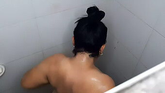 Tiempo De Ducha De Una Joven Amateur Capturado En Cámara