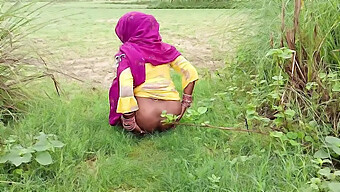 Aventura Sexual Al Aire Libre De Su Hermanastra India Con Una Gran Polla Negra Y Tetas Naturales