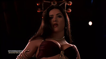 Seduzida Em Lingerie, A Cena Quente De Salma Hayek É Um Espetáculo Para Ser Visto.