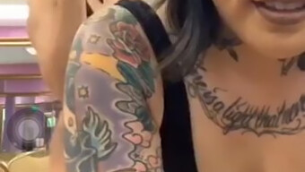 Asiagirl Mit Tattoos Tanzt In Unterwäsche Auf Periscope Für Weiber