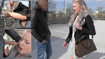 Jonge Blonde Tiener Geeft Een Slordige Blowjob Op Een Openbare Parkeerplaats