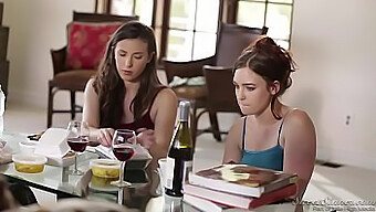 Casey Calvert I Jodie Taylor Dają Gorący Blowjob W Truth Or Dare